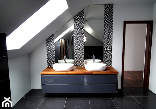 Dominika - Średnia na poddaszu z dwoma umywalkami łazienka z oknem, styl nowoczesny - zdjęcie od MebleActiv