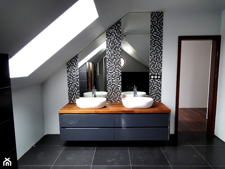 Dominika - Średnia na poddaszu z dwoma umywalkami łazienka z oknem, styl nowoczesny - zdjęcie od MebleActiv