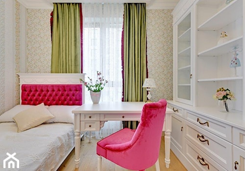 Dwupoziomowy apartament w stylu pałacowym - Mały beżowy pokój dziecka dla nastolatka dla dziewczynki, styl tradycyjny - zdjęcie od rednetdom