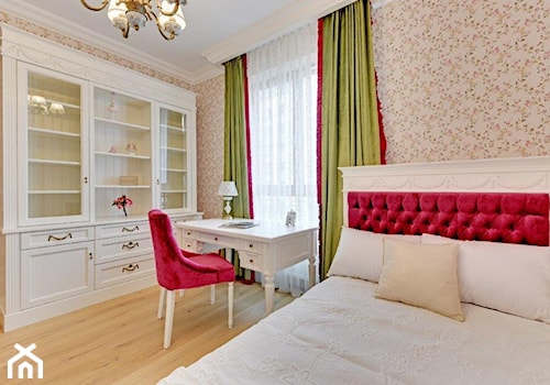 Dwupoziomowy apartament w stylu pałacowym - Duży beżowy pokój dziecka dla nastolatka dla dziewczynki, styl tradycyjny - zdjęcie od rednetdom