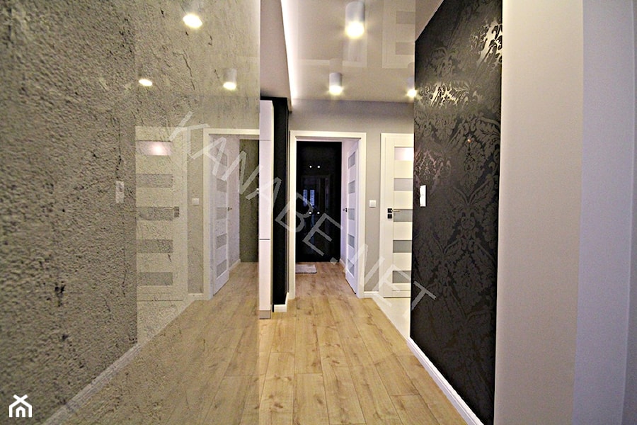 NOWOCZESNY GLAMOUR APARTAMENT 49 m2 - OSIEDLE PARKOWE- KIELCE - Hol / przedpokój, styl glamour - zdjęcie od KAnaBE