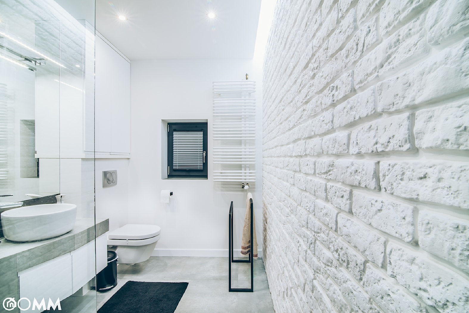 Czarno biała łazienka - zdjęcie od OOMM Monika Buzun architekt wnętrz - Homebook
