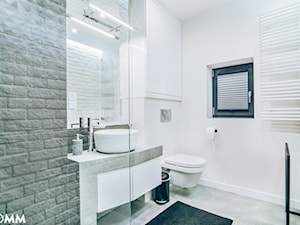 Czarno biała łazienka - zdjęcie od OOMM Monika Buzun architekt wnętrz