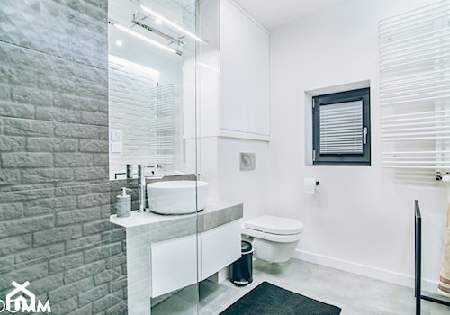 Czarno biała łazienka - zdjęcie od OOMM Monika Buzun architekt wnętrz