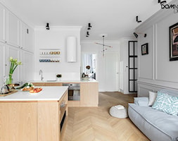 Miejski Styl - konkurs - Mały biały salon z kuchnią, styl nowoczesny - zdjęcie od DOMagała Design - Homebook