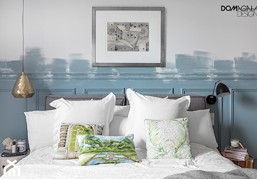 Miejski Styl - konkurs - Średnia biała niebieska z panelami tapicerowanymi sypialnia, styl nowoczesny - zdjęcie od DOMagała Design