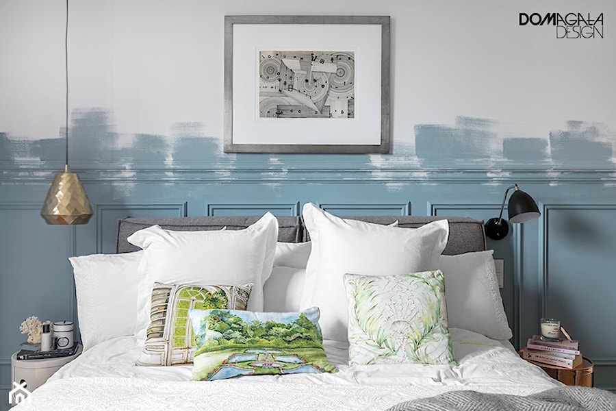 Miejski Styl - konkurs - Średnia biała niebieska z panelami tapicerowanymi sypialnia, styl nowoczesny - zdjęcie od DOMagała Design