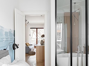 Miejski Styl - konkurs - Mała biała niebieska sypialnia z łazienką, styl nowoczesny - zdjęcie od DOMagała Design