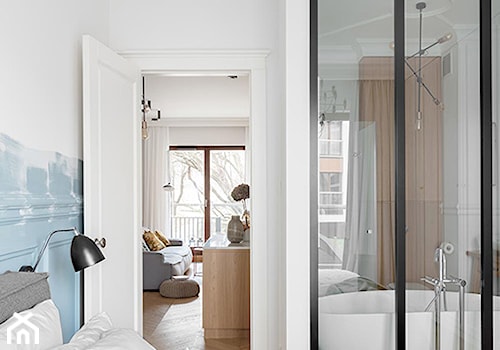 Miejski Styl - konkurs - Mała biała niebieska sypialnia z łazienką, styl nowoczesny - zdjęcie od DOMagała Design
