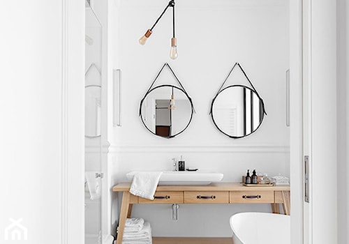 Miejski Styl - konkurs - Mała na poddaszu z lustrem łazienka z oknem, styl vintage - zdjęcie od DOMagała Design