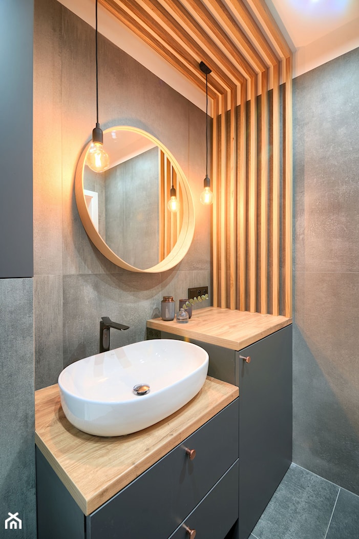 Łazienka z drewnianymi lamelkami - zdjęcie od Anna Freier Architektura Wnętrz - Homebook