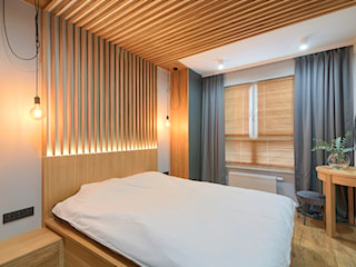 Sypialnia z drewnianymi lamelkami