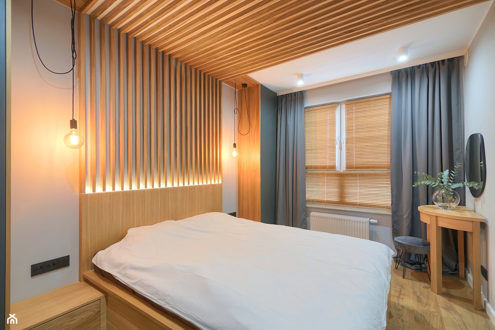 Sypialnia z drewnianymi lamelkami - zdjęcie od Anna Freier Architektura Wnętrz - Homebook