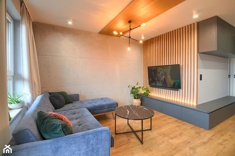 Salon z drewnianymi lamelkami - zdjęcie od Anna Freier Architektura Wnętrz