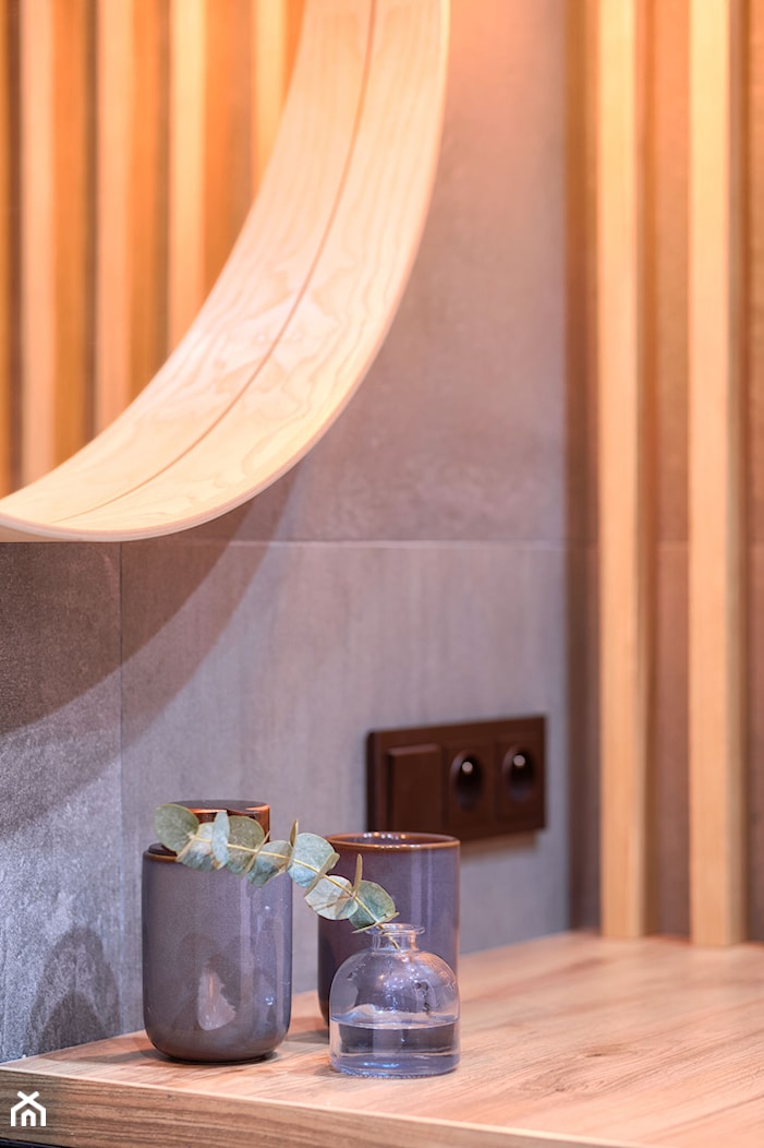 Łazienka z drewnianymi lamelkami - zdjęcie od Anna Freier Architektura Wnętrz - Homebook