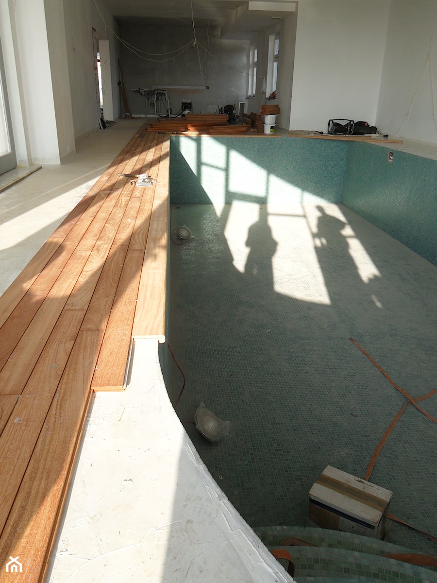 posadzka drewniana na basenie - zaczynamy układać drewniane elementy - zdjęcie od CZESŁAW BORTNOWSKI