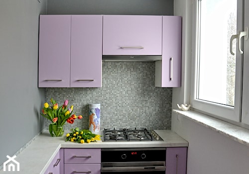 Kuchnia "Wrzos" - Mała zamknięta szara z zabudowaną lodówką kuchnia z fioletowymi frontami w kształcie litery l, styl nowoczesny - zdjęcie od DoMilimetra