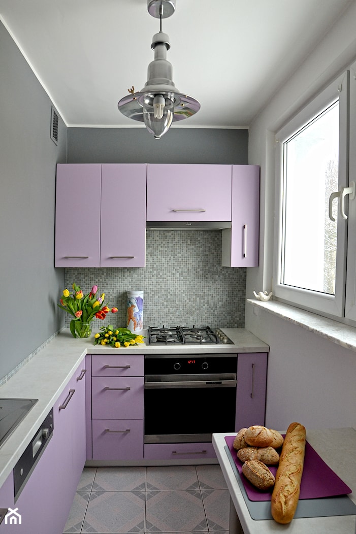 Kuchnia "Wrzos" - Mała zamknięta szara z zabudowaną lodówką kuchnia z fioletowymi frontami w kształcie litery l, styl nowoczesny - zdjęcie od DoMilimetra - Homebook