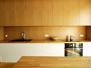 THREE COLOURS - Duża z salonem z zabudowaną lodówką z nablatowym zlewozmywakiem kuchnia dwurzędowa, styl nowoczesny - zdjęcie od Kołodziej & Szmyt Projektowanie Wnętrz