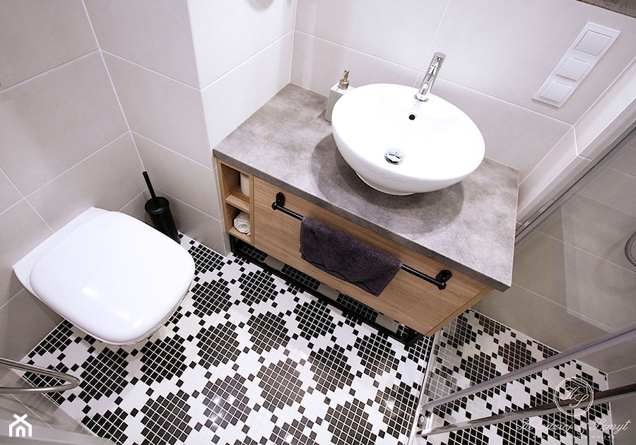 KONESER - Mała na poddaszu bez okna łazienka, styl industrialny - zdjęcie od Kołodziej & Szmyt Projektowanie Wnętrz