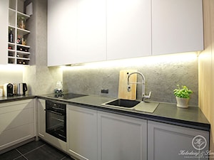 KONESER - Średnia biała z zabudowaną lodówką z podblatowym zlewozmywakiem kuchnia w kształcie litery l, styl industrialny - zdjęcie od Kołodziej & Szmyt Projektowanie Wnętrz