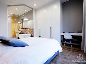 KONESER - Średnia szara z biurkiem sypialnia z łazienką, styl industrialny - zdjęcie od Kołodziej & Szmyt Projektowanie Wnętrz