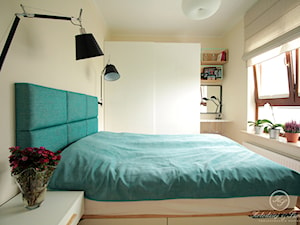 OAK - Średnia żółta z biurkiem sypialnia, styl nowoczesny - zdjęcie od Kołodziej & Szmyt Projektowanie Wnętrz