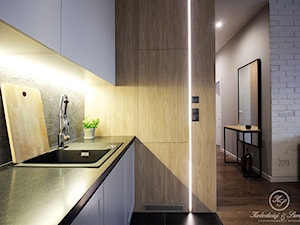 KONESER - Mały biały salon z kuchnią, styl industrialny - zdjęcie od Kołodziej & Szmyt Projektowanie Wnętrz