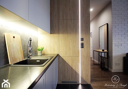 KONESER - Mały biały salon z kuchnią, styl industrialny - zdjęcie od Kołodziej & Szmyt Projektowanie Wnętrz