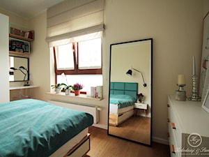 OAK - Średnia beżowa z biurkiem sypialnia, styl nowoczesny - zdjęcie od Kołodziej & Szmyt Projektowanie Wnętrz