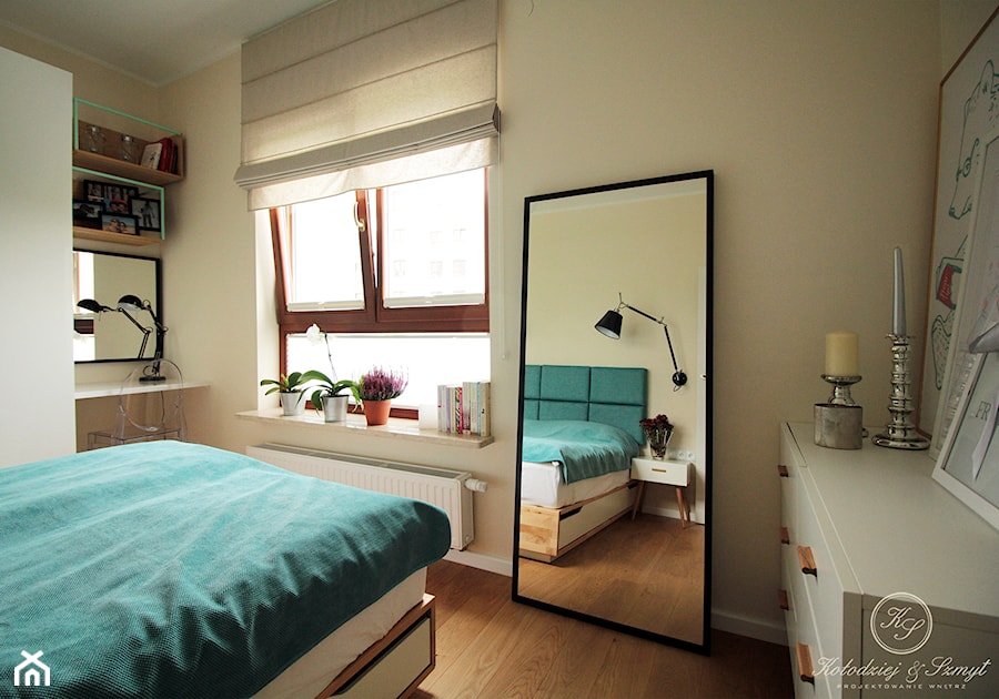 OAK - Średnia beżowa z biurkiem sypialnia, styl nowoczesny - zdjęcie od Kołodziej & Szmyt Projektowanie Wnętrz