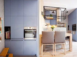 WOLA - Mała otwarta z salonem niebieska szara z zabudowaną lodówką kuchnia w kształcie litery u, styl industrialny - zdjęcie od Kołodziej & Szmyt Projektowanie Wnętrz