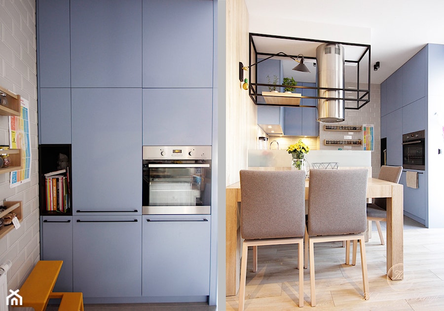 WOLA - Mała otwarta z salonem niebieska szara z zabudowaną lodówką kuchnia w kształcie litery u, styl industrialny - zdjęcie od Kołodziej & Szmyt Projektowanie Wnętrz