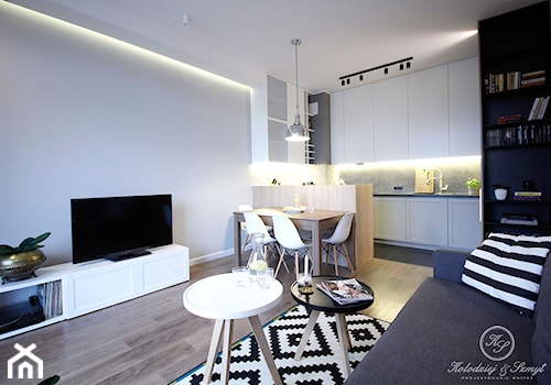 KONESER - Mały biały salon z kuchnią z jadalnią, styl industrialny - zdjęcie od Kołodziej & Szmyt Projektowanie Wnętrz