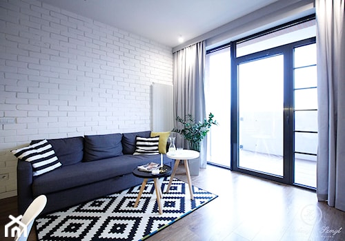 KONESER - Średni biały salon z tarasem / balkonem, styl industrialny - zdjęcie od Kołodziej & Szmyt Projektowanie Wnętrz
