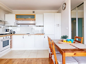 Mieszkanie w Łaziskach Górnych - Średnia z salonem biała z zabudowaną lodówką kuchnia w kształcie litery l - zdjęcie od Beata Fajkus Fotografia Nieruchomości