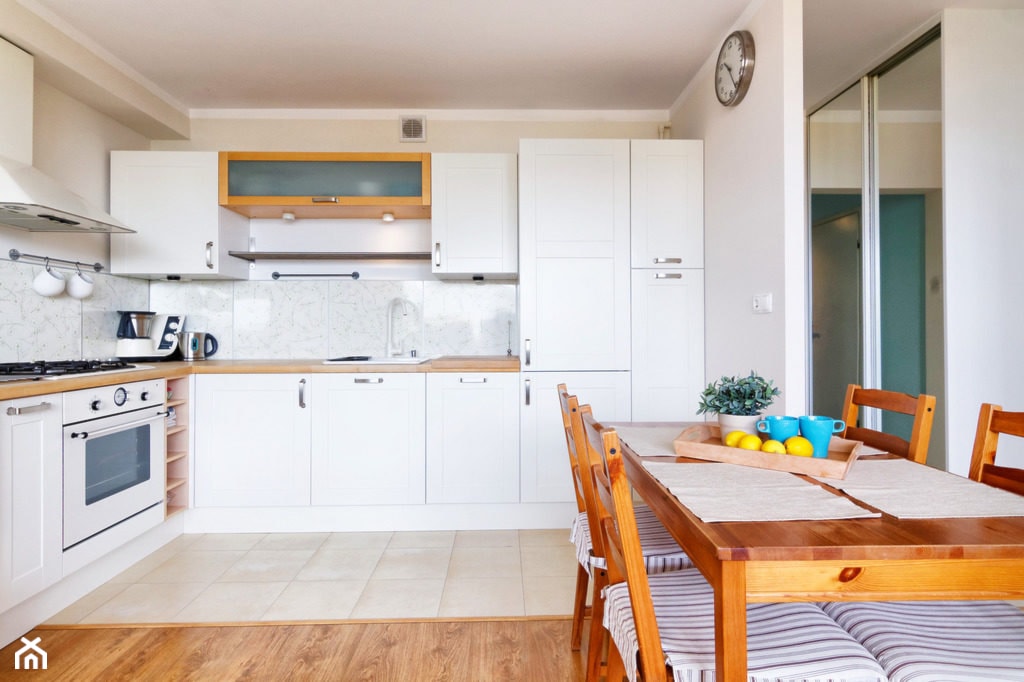 Mieszkanie w Łaziskach Górnych - Średnia z salonem biała z zabudowaną lodówką kuchnia w kształcie litery l - zdjęcie od Beata Fajkus Fotografia Nieruchomości - Homebook