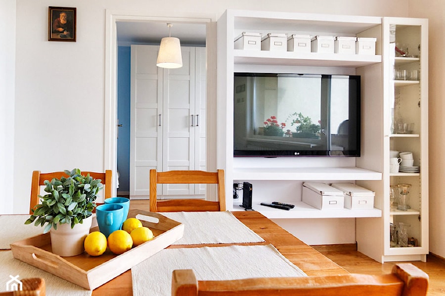 Mieszkanie w Łaziskach Górnych - Mały biały salon z jadalnią - zdjęcie od Beata Fajkus Fotografia Nieruchomości