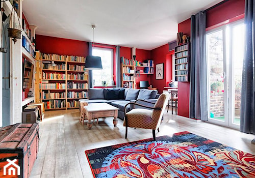 Apartament w Będzinie - Duży czerwony salon z jadalnią z tarasem / balkonem z bibiloteczką - zdjęcie od Beata Fajkus Fotografia Nieruchomości