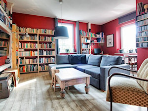 Apartament w Będzinie - Mały czerwony salon z jadalnią z bibiloteczką - zdjęcie od Beata Fajkus Fotografia Nieruchomości
