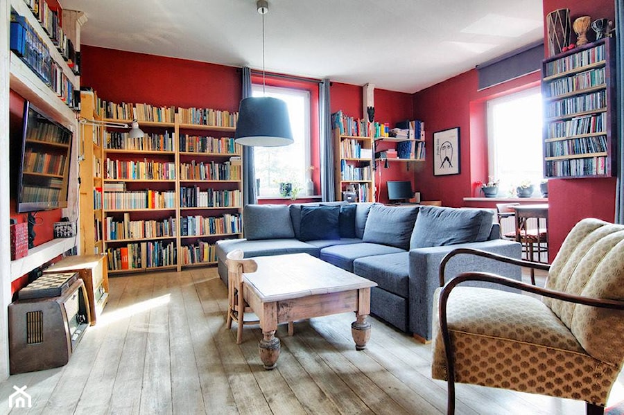 Apartament w Będzinie - Mały czerwony salon z jadalnią z bibiloteczką - zdjęcie od Beata Fajkus Fotografia Nieruchomości
