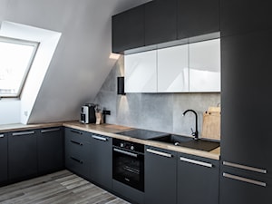 Gruntowny remont mieszkania na poddaszu - Średnia biała szara z zabudowaną lodówką kuchnia w kształcie litery l, styl nowoczesny - zdjęcie od ESSA Architektura