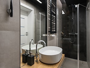 DOM W MAŁYCH WILCZYCACH - REALIZACJA - Mała bez okna z lustrem łazienka, styl nowoczesny - zdjęcie od ESSA Architektura