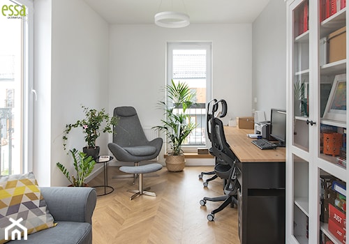 DOM W MAŁYCH WILCZYCACH - REALIZACJA - Średnie w osobnym pomieszczeniu z sofą białe biuro, styl nowoczesny - zdjęcie od ESSA Architektura
