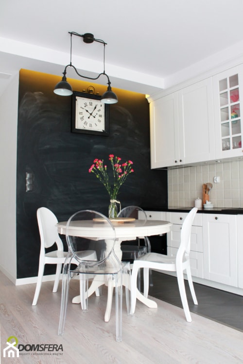 Mieszkanie na ul. Jedności Narodowej - Mała biała czarna jadalnia w kuchni, styl prowansalski - zdjęcie od ESSA Architektura