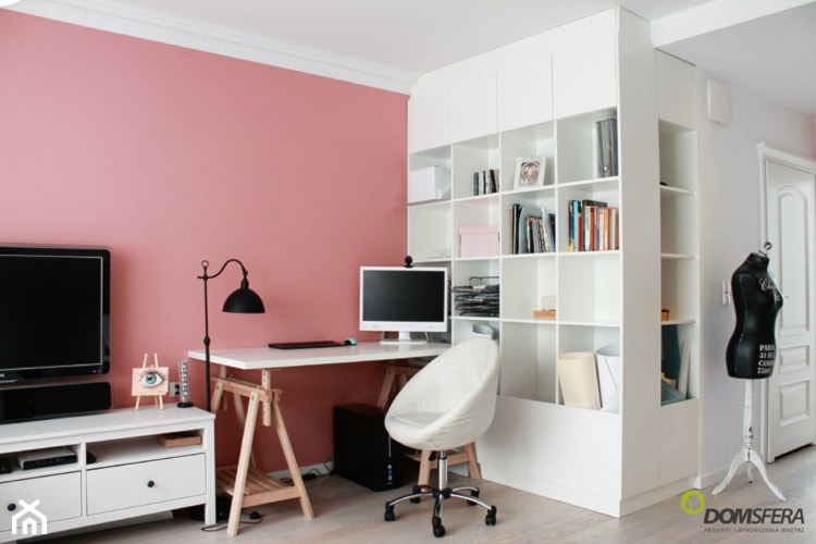 Mieszkanie na ul. Jedności Narodowej - Małe białe różowe biuro, styl prowansalski - zdjęcie od ESSA Architektura - Homebook
