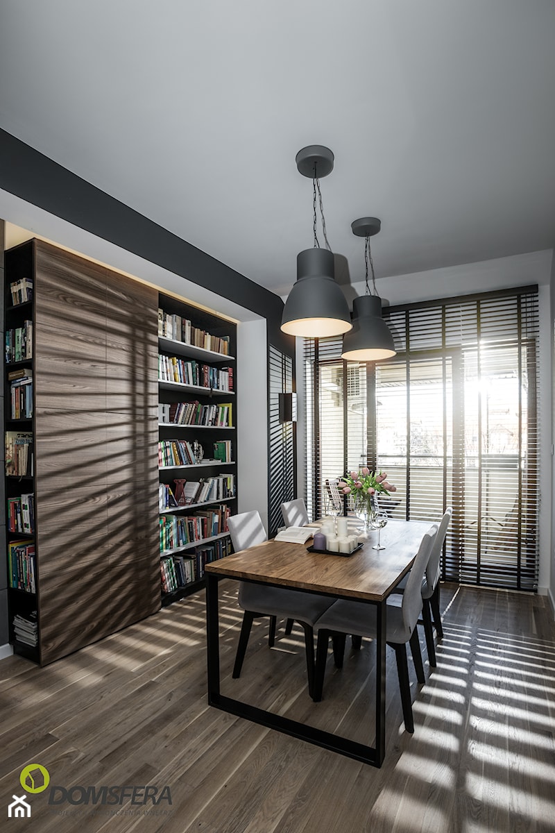 Gruntowny remont mieszkania na poddaszu - Średnia biała czarna jadalnia jako osobne pomieszczenie, styl nowoczesny - zdjęcie od ESSA Architektura