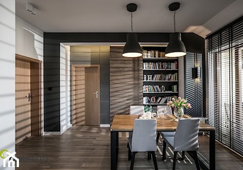 Gruntowny remont mieszkania na poddaszu - Średnia biała czarna jadalnia w salonie, styl nowoczesny - zdjęcie od ESSA Architektura