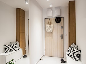 Mieszkanie 70mkw Wrocław - Mały z wieszakiem biały hol / przedpokój, styl nowoczesny - zdjęcie od ESSA Architektura