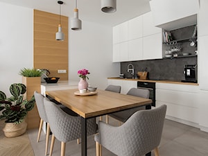 DOM W MAŁYCH WILCZYCACH - REALIZACJA - Średnia biała jadalnia w kuchni, styl nowoczesny - zdjęcie od ESSA Architektura